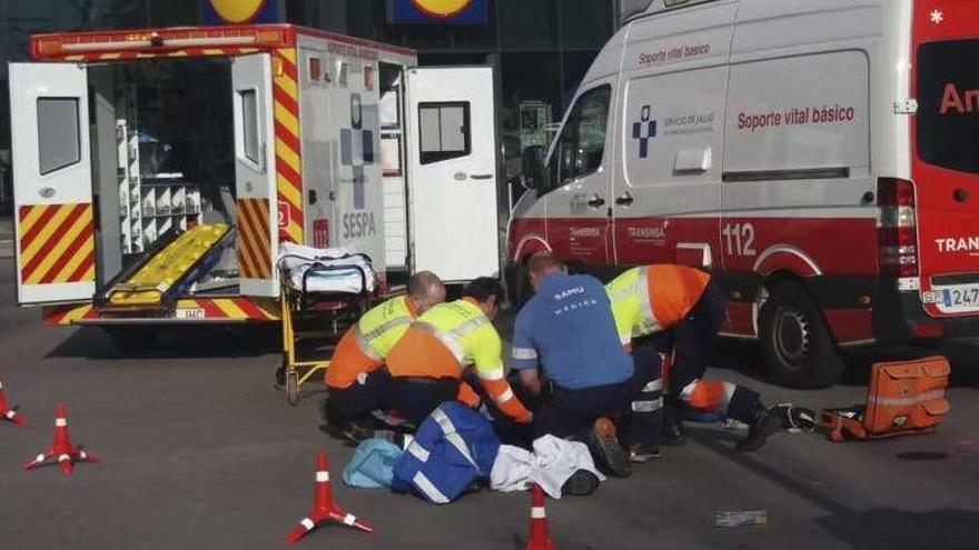 Un equipo médico atiende al herido tras el accidente.
