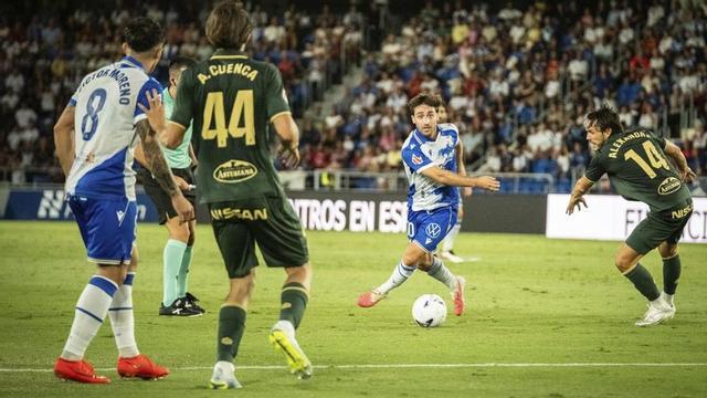 Nacho Gil junto a Alexandre Corredera, en una jugada del partido Tenerife-Sporting. | ANDRÉS GUTIÉRREZ