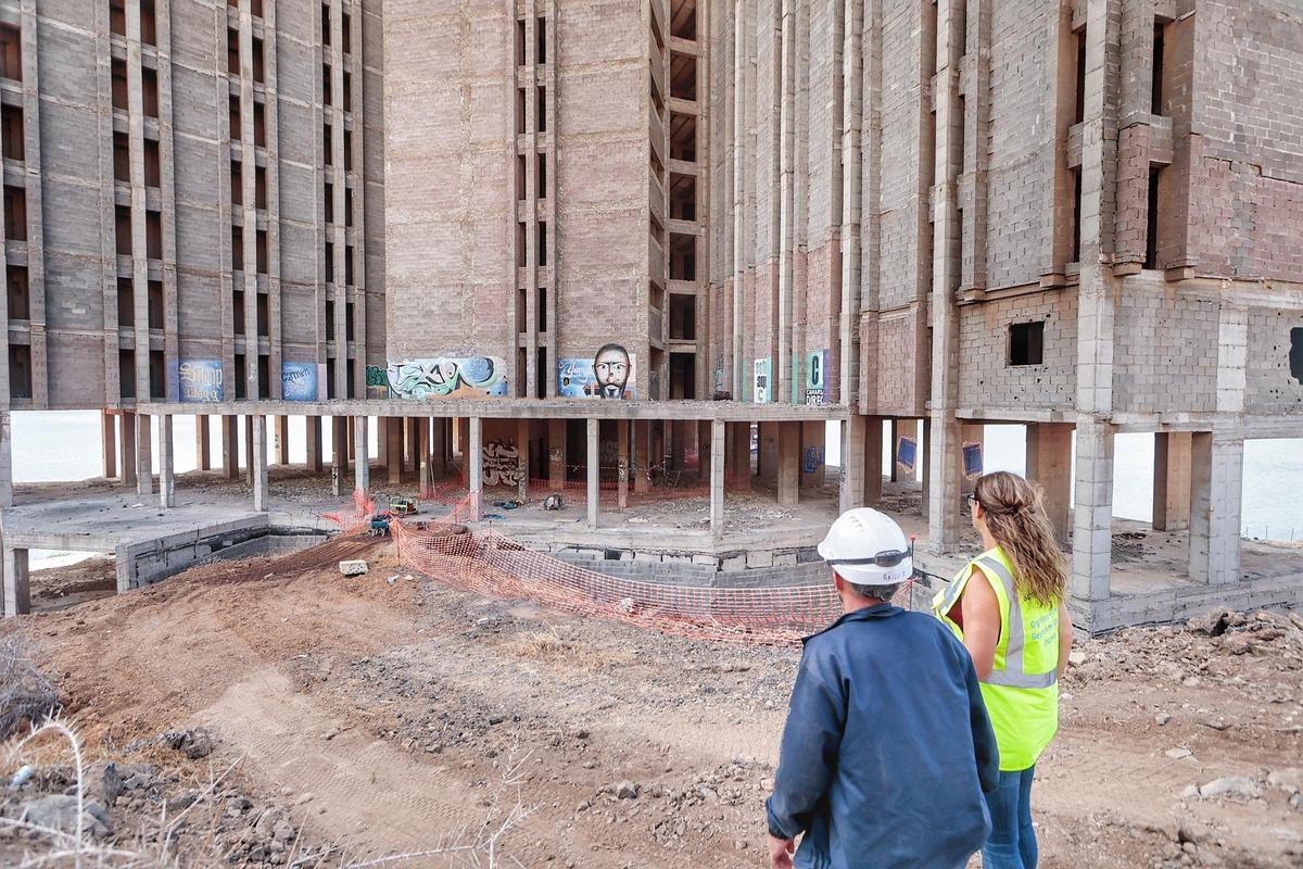Trabajos de demolición de las escaleras de los pisos bajos del mamotreto de Añaza