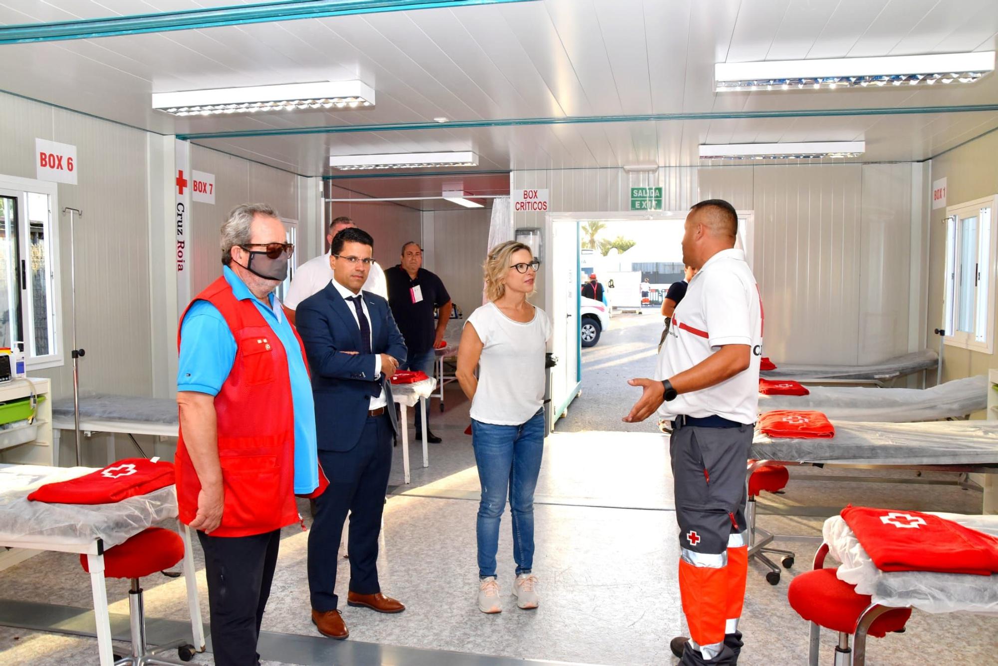 Narváez y Henríquez visitan las instalaciones del hospitalito del Carnaval de Maspalomas.