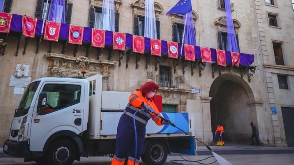 Alicante refuerza el servicio de limpieza por la Semana Santa