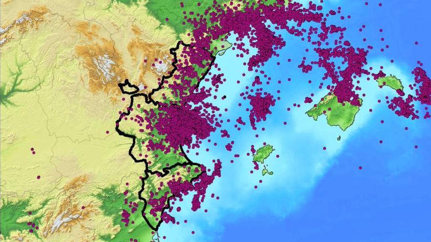 El mapa sobre los rayos caídos el domingo por la noche en la Comunidad Valenciana y Baleares