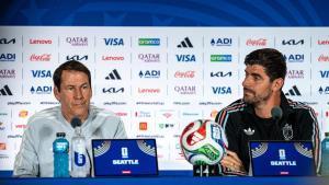El seleccionador belga Rudi García (izquierda) y el portero Thibaut Courtois (derecha) participan en una rueda de prensa previa al partido de octavos de final de la Copa Mundial de la FIFA 2026 entre Estados Unidos y Bélgica.