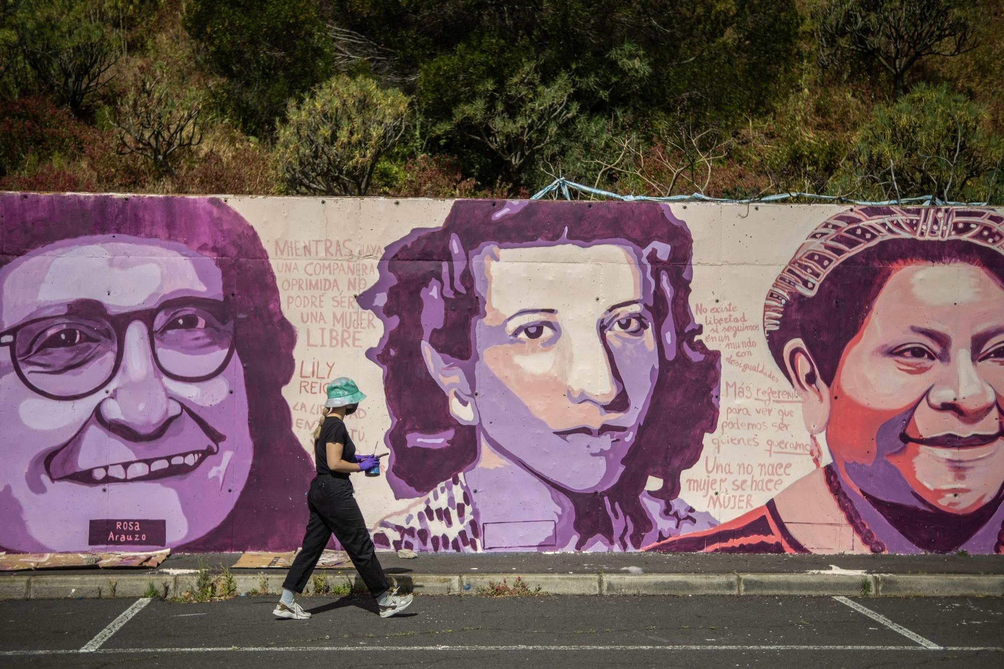 Jóvenes pintan un mural en La Laguna que fue vetado en Madrid