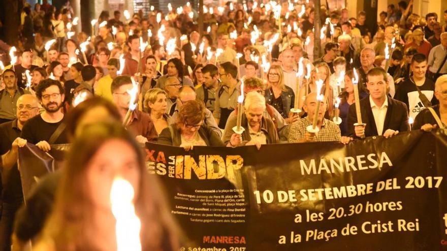 Unes 3.000 persones participen a la Marxa de Torxes de Manresa