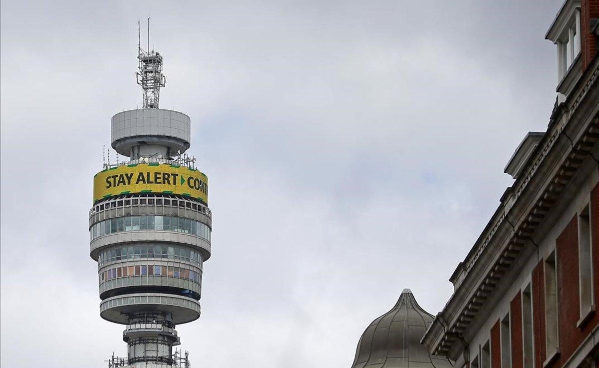 La torre de British Telecom, con el mensaje ’Mantente alerta. Controla el virus. Salva vidas’.