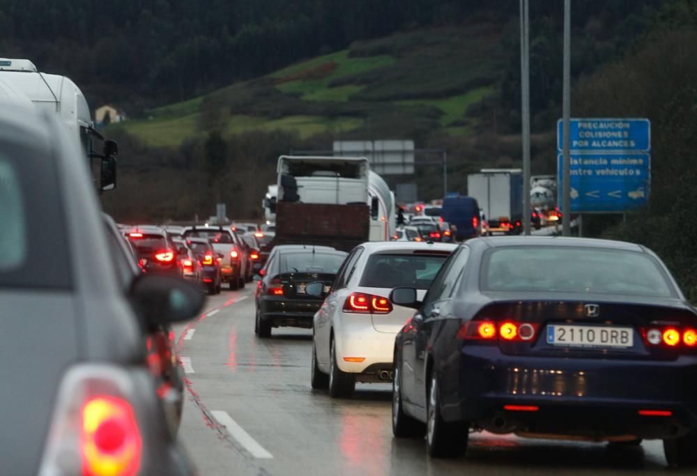 Un accidente en la Y causa retenciones kilométricas