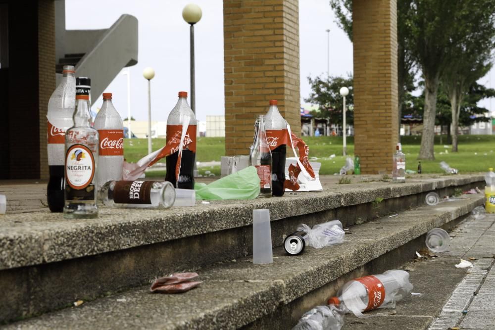 Restos de basura tras un "macrobotellón" en la EPI