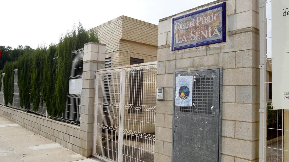 Entrada al colegio La Sènia de l'Alcúdia de Crespins.