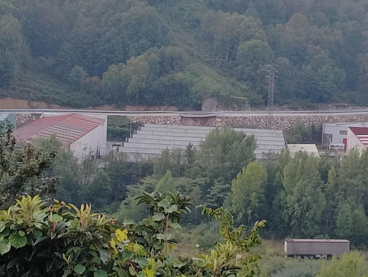 El hundimiento de la carretera, visible en la lejanía.