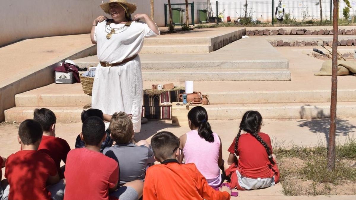 Visita a los alumnos del colegio Regina Violant.