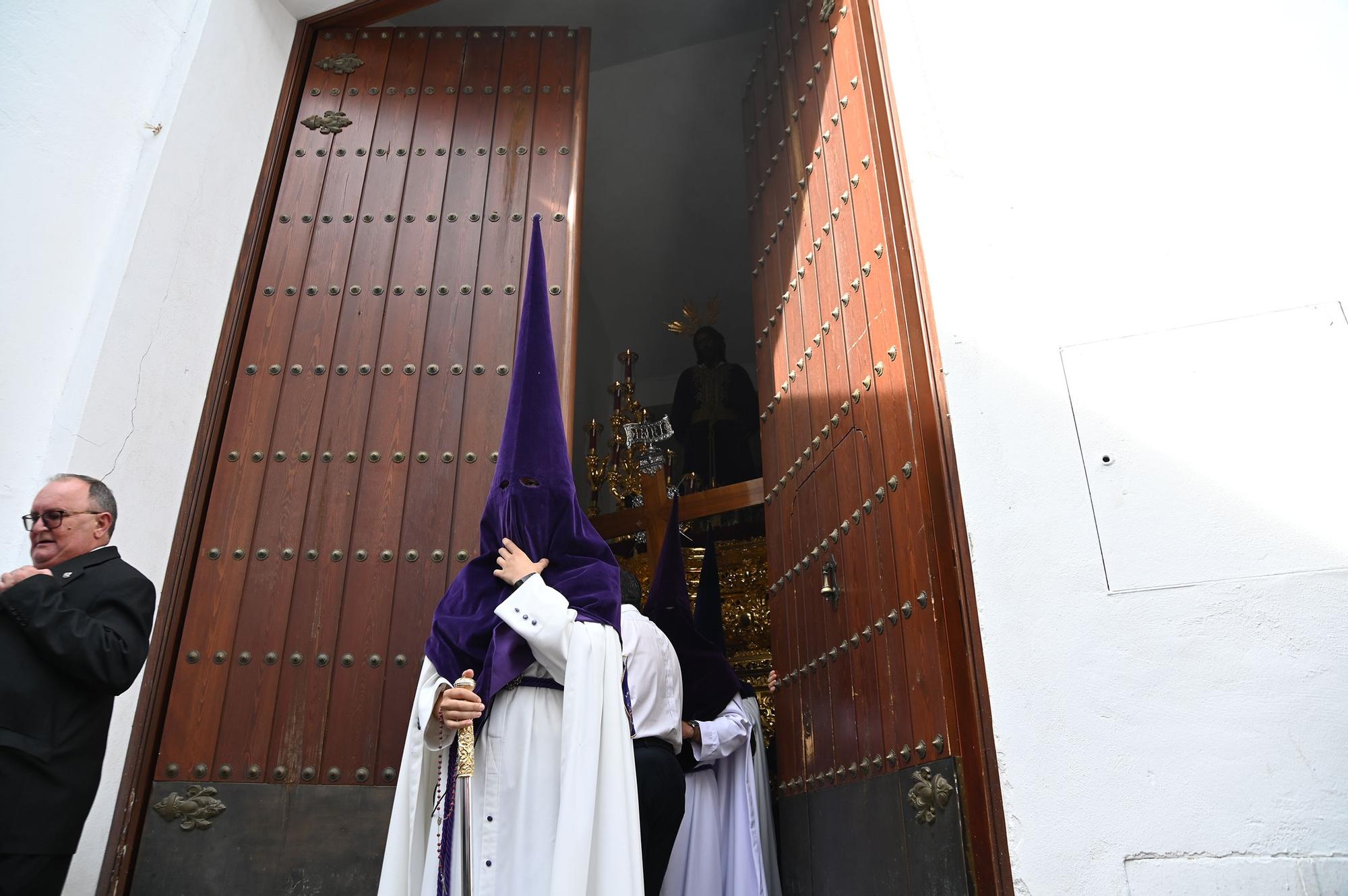 La Plaza de Capuchinos da salida a la Hermandad de la Sangre