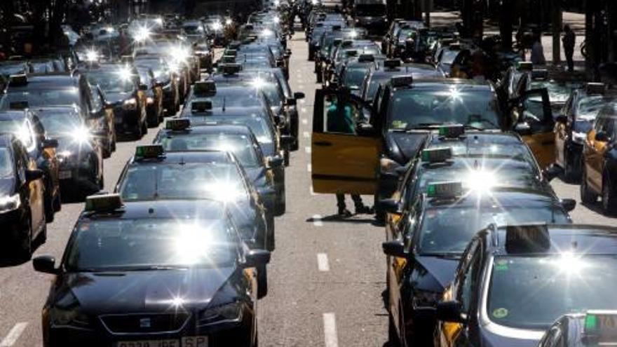 Taxis aturats a la Gran Via, ahir.