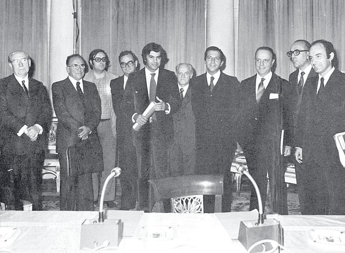 Manuel Fraga Iribarne junto a la plana mayor del Gobierno y la oposición en los Pactos de la Moncloa.
