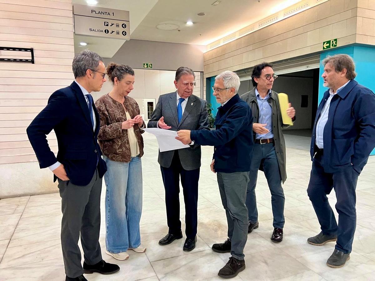 Por la izquierda, Nacho Cuesta, Cristina Pontón, Alfredo Canteli, Gaspar Llamazares, Bienvenido Turrado y Alejandro Suárez, durante la visita al Calatrava.
