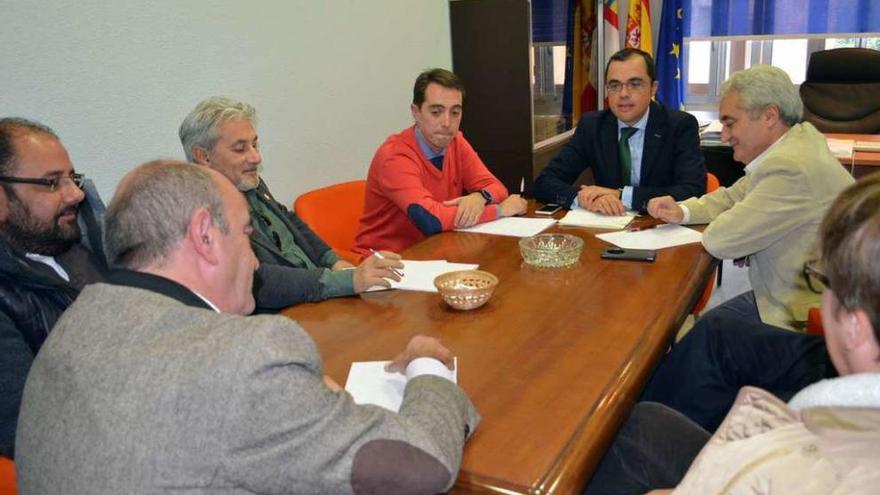 Representantes políticos y de CEOE-Cepyme en la sede de la patronal benaventana.