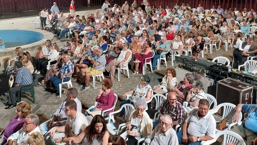 Vecinos de Huertas de Ánimas, en una actuación de las fiestas patronales.