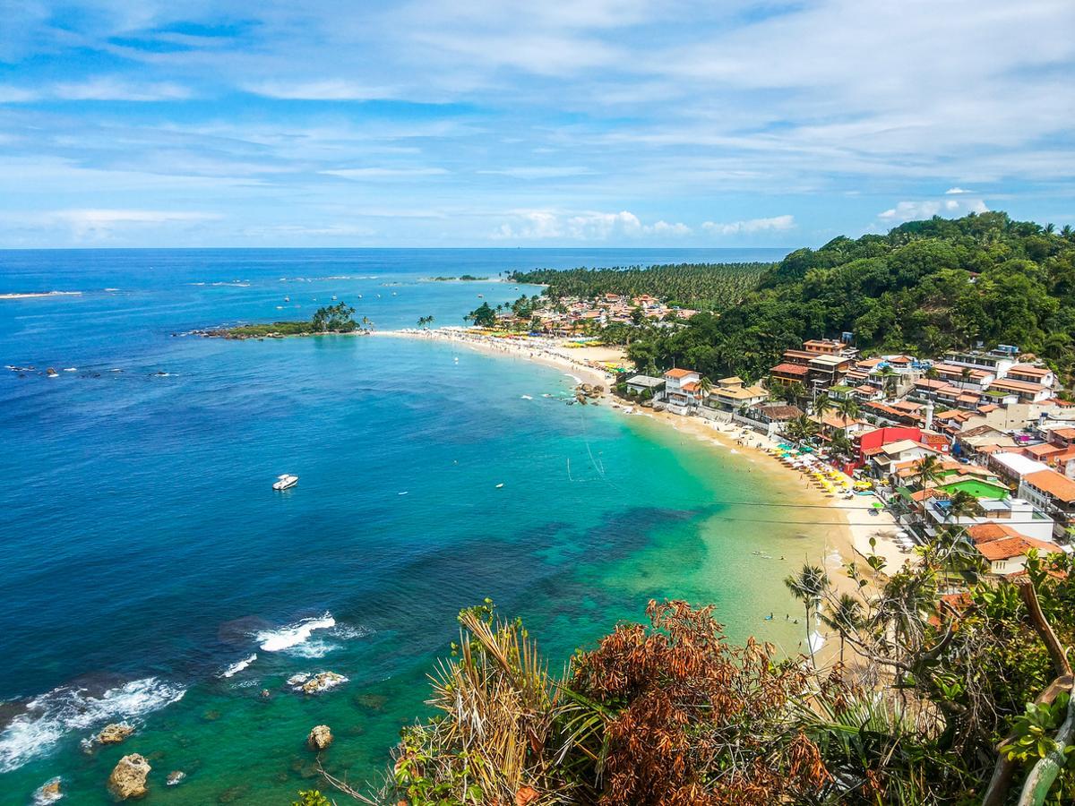 Morro de São Paulo es un idílico pueblo tropical en la isla de Tinharé (Bahía, Brasil). Es un destino totalmente peatonal y sin coches, famoso por sus aguas cristalinas, piscinas naturales, ambiente festivo y vegetación exuberante