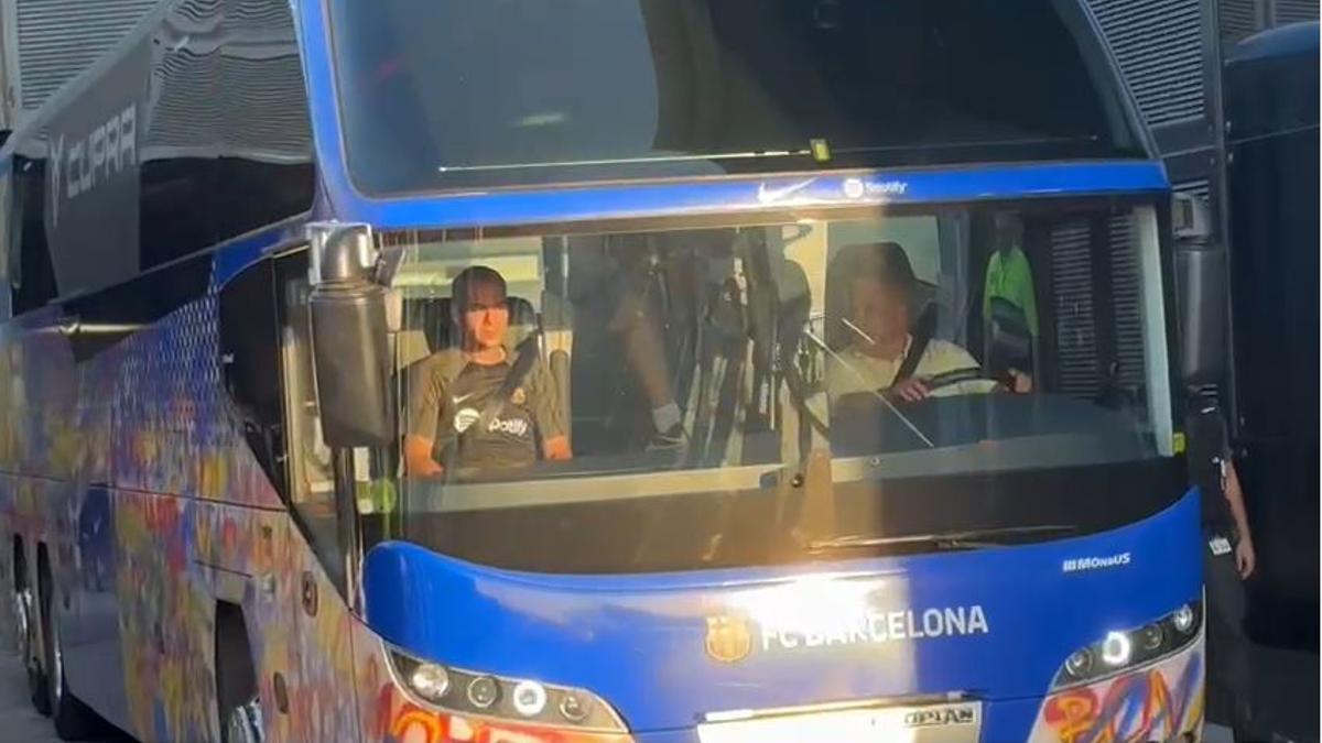 El Barça aterriza en Barcelona tras la gira y Dembélé se sube al autobús del equipo