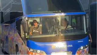 El Barça ya ha aterrizado en Barcelona, con Dembélé en el bus