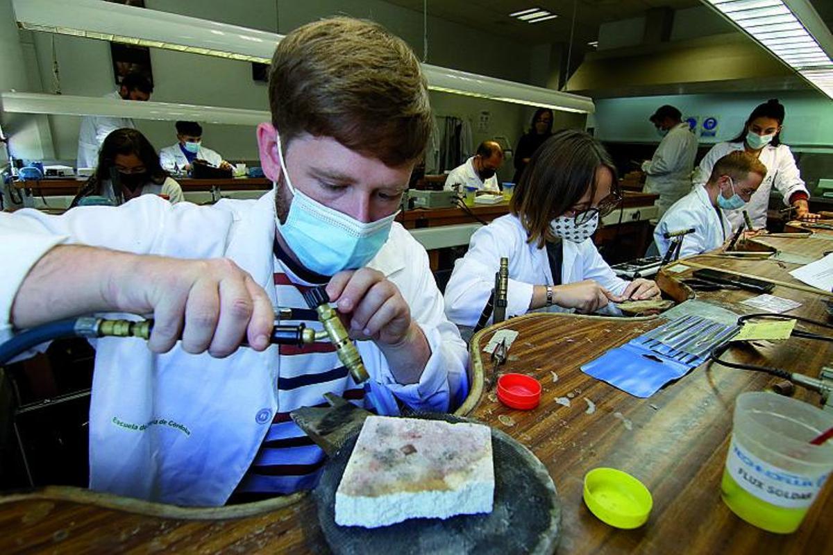 EL TRABAJO ARTESANAL CONVIVE CON EL USO DE TECNOLOGÍAS MODERNAS.