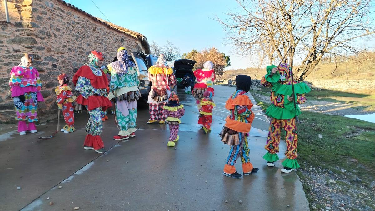 La cencerrada de Villanueva de Valrojo desafía al frío La cencerrada de Villanueva de Valrojo desafía al frío