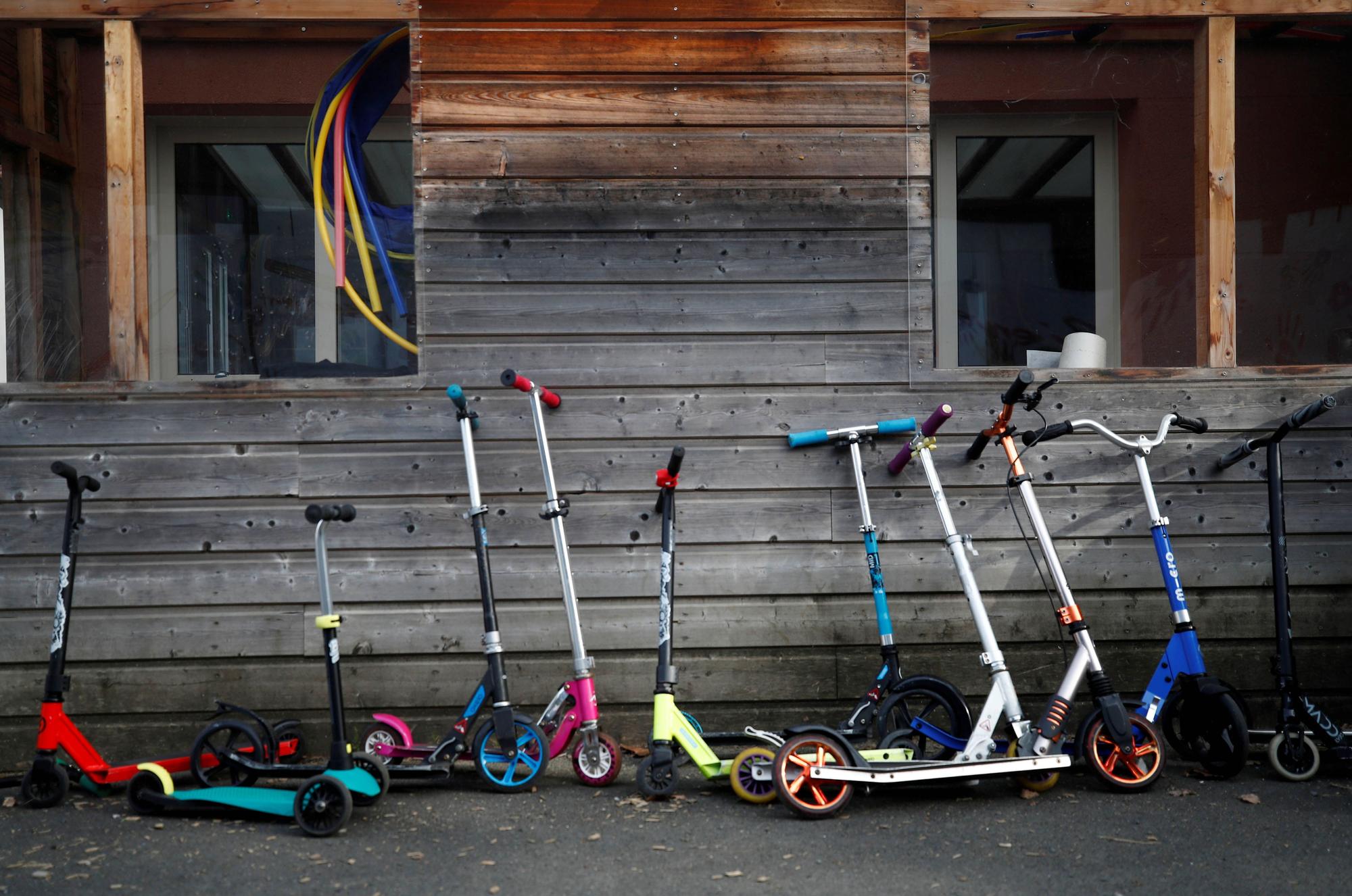 Patinetes aparcados en una escuela privada en Saint-Sebastien-sur-Loire, ya que Francia iniciará su tercer cierre nacional y las escuelas cerrarán durante tres semanas. Reuters