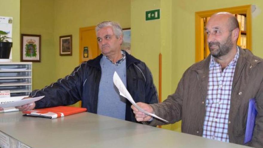 Díaz y Manjón entregan el recurso en el registro del Ayuntamiento parragués.