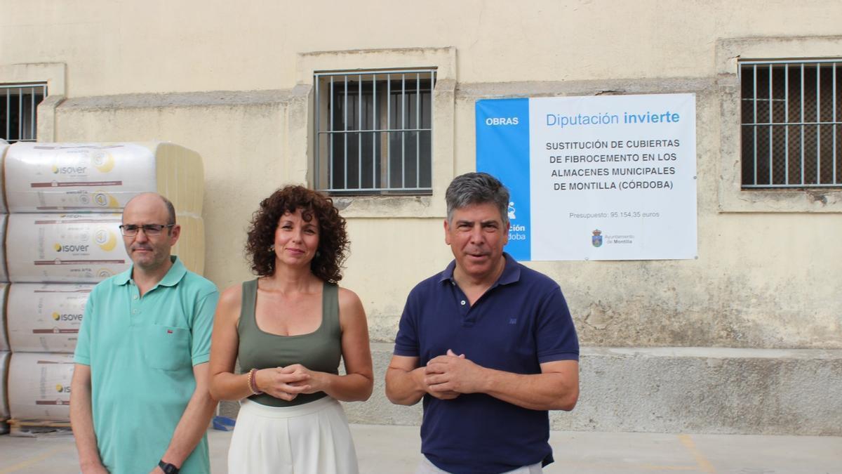 Raquel Casado y Rafael Llamas, junto a un responsable de la firma Himaco Obras y Promociones.