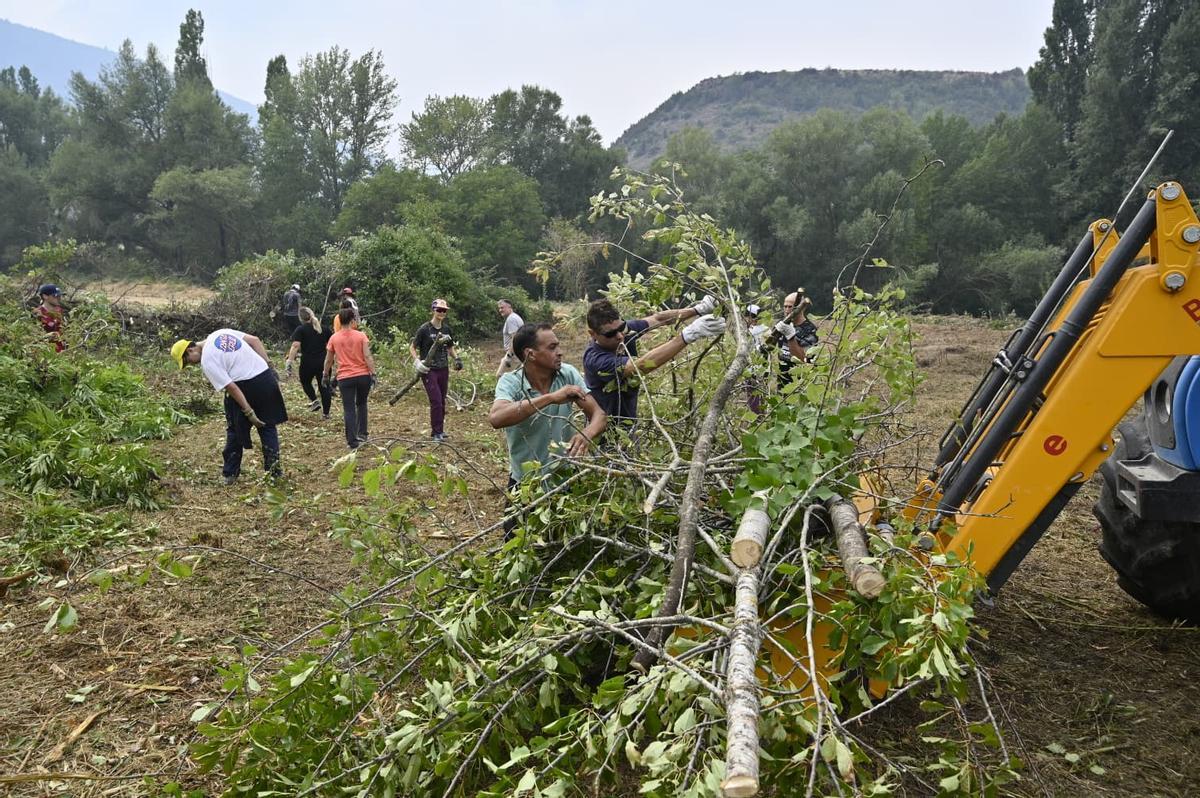 Voluntarios de Baros y Navasa haciendo labores de desbroce para defender sus pueblos