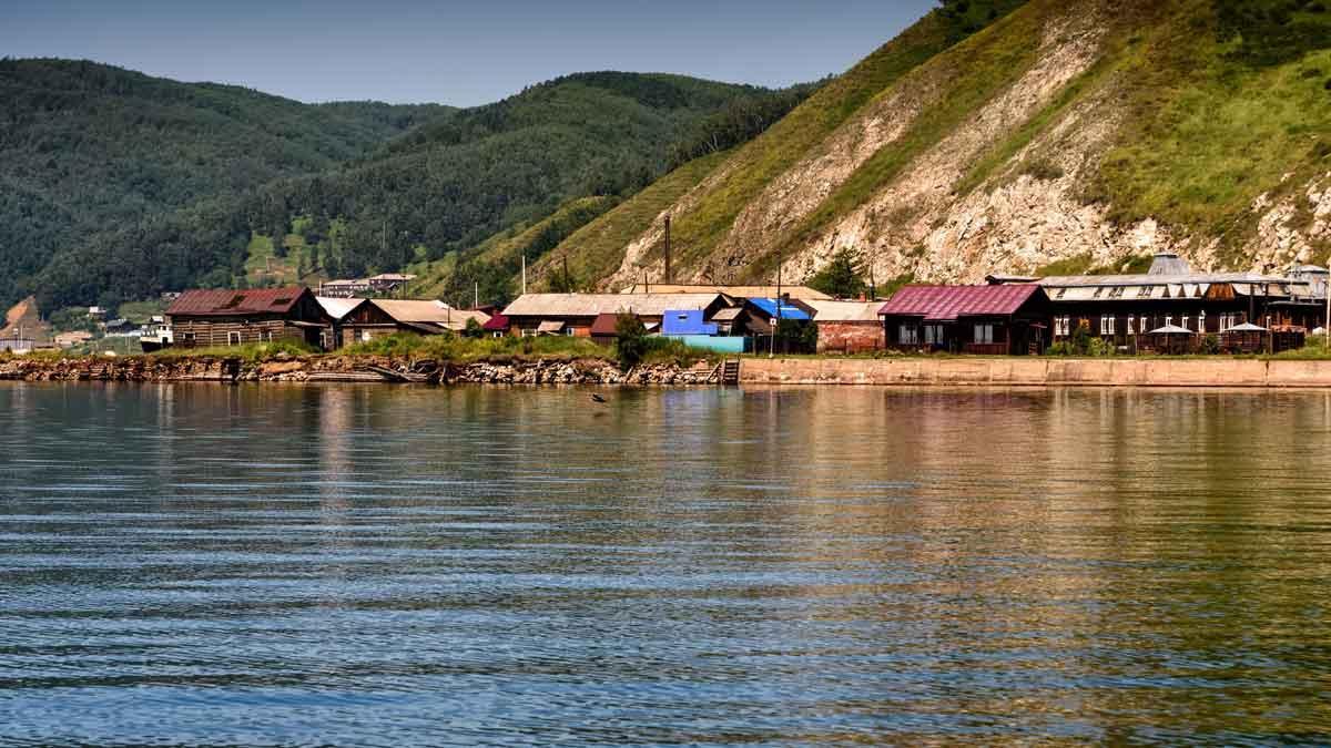 Un pueblo a orillas del lago Baikal, en Rusia