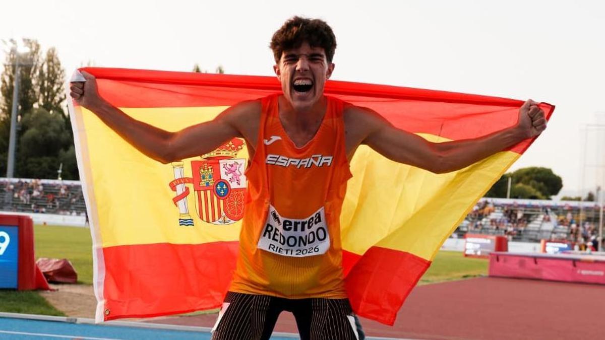 Redondo celebra la medalla de plata conseguida en Rieti con una bandera de España
