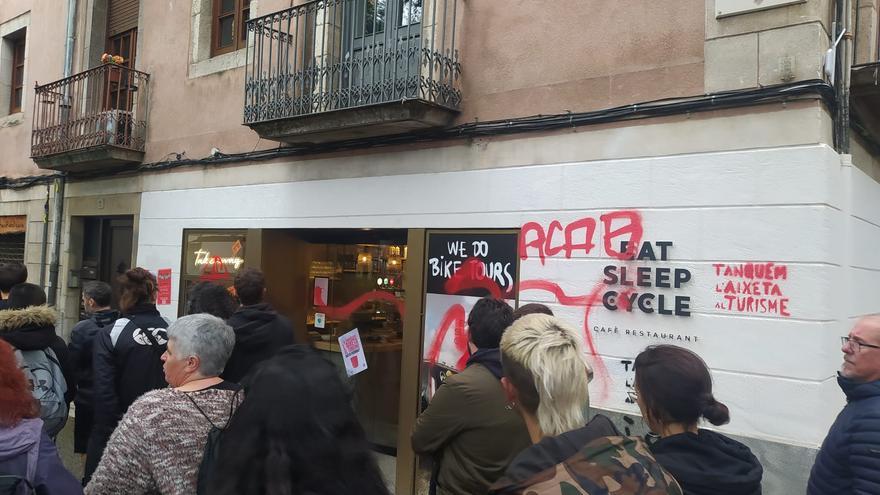 Pintades contra els establiments turístics i ciclistes de Girona