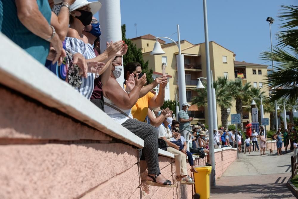 La Reina Sofía participa en una recogida de residuos en una playa de Rincón