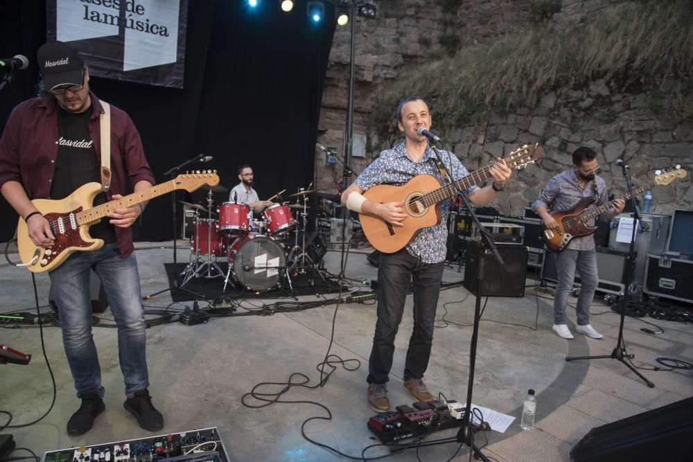 La Mediterrània esclata en un dissabte d''espectacles originals i molta gent al carrer