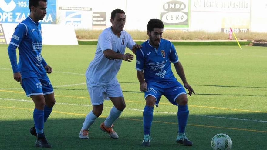 Viti y Fradejas pelean por retener el balón en el derbi frente a la UD Toresana.