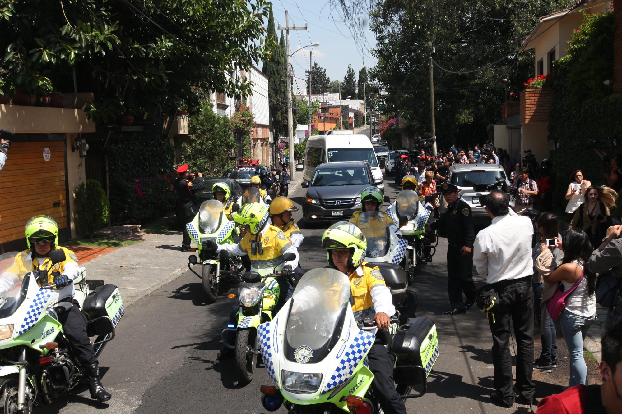 La comitiva de vehículos que trasladó las cenizas de García Márquez desde su domicilio al Palacio de Bellas Artes de México, donde tuvo lugar la capilla ardiente.