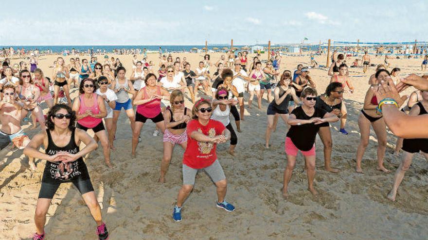 Clases dirigidas en la playa de La Malvarrosa