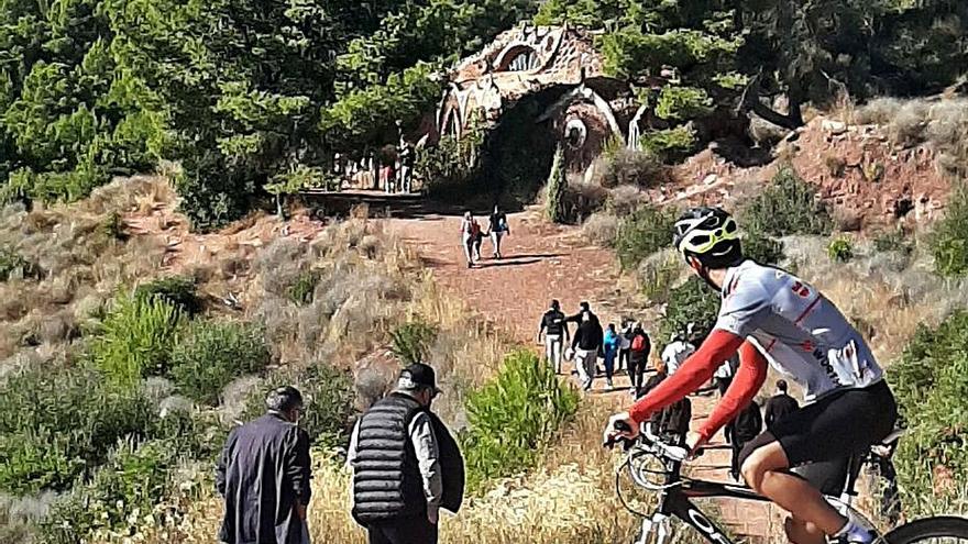 Un ciclista observa el trasiego hacia la Casa del Dragón.