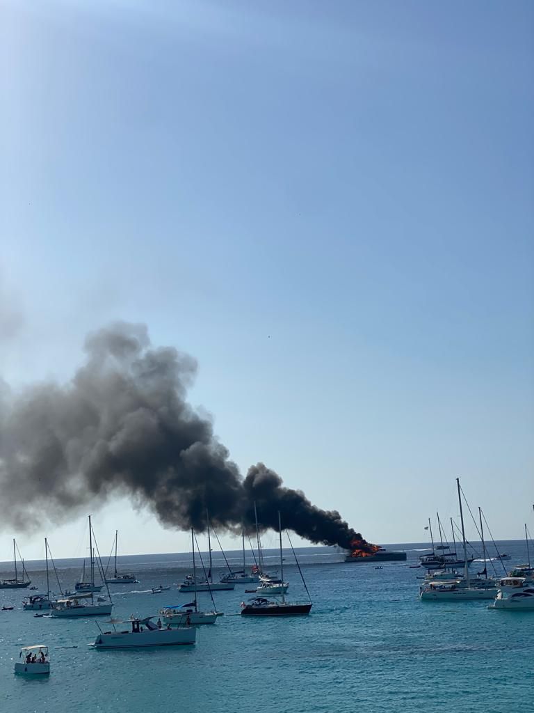 Arde un yate de unos 40 metros de eslora en Formentera.