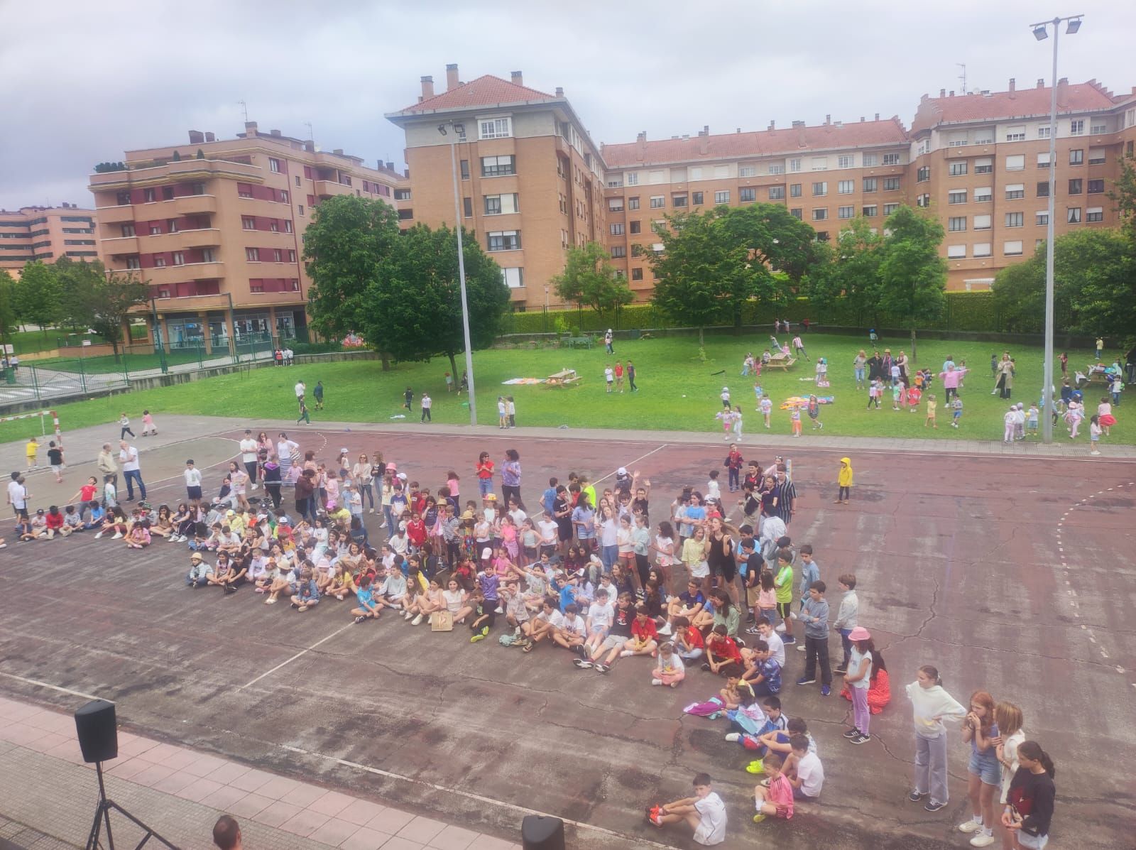 Fiestas y graduaciones para celebrar el fin de curso en los centros educativos de Gijón (en imágenes)