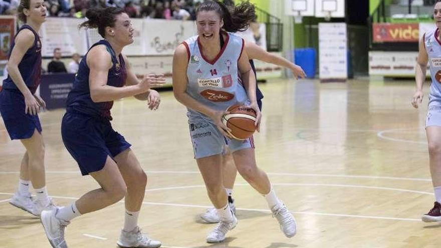 Raquel Carrera, del Celta Zorka, entra a canasta. // Cristina Graña