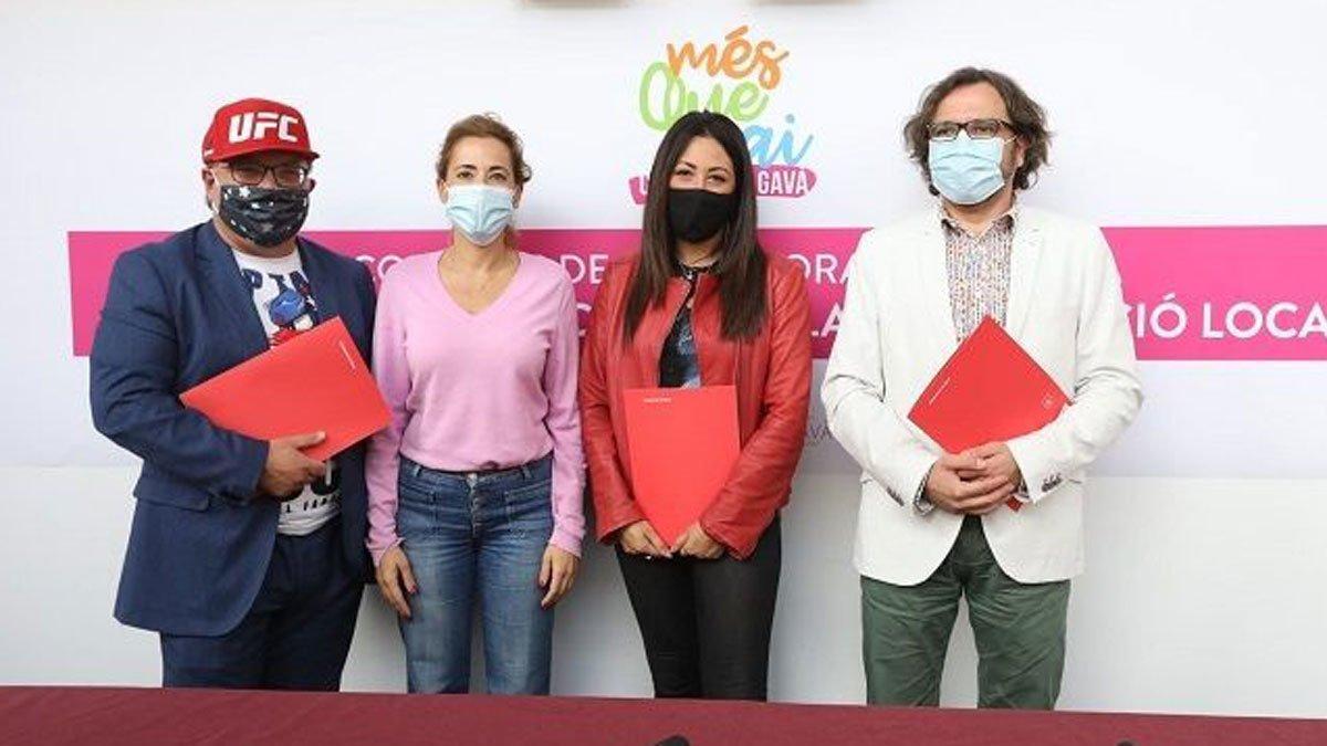 La alcaldesa de Gava, Raquel Sánchez, durante la presentación del convenio de colaboración con comerciantes y restauradores