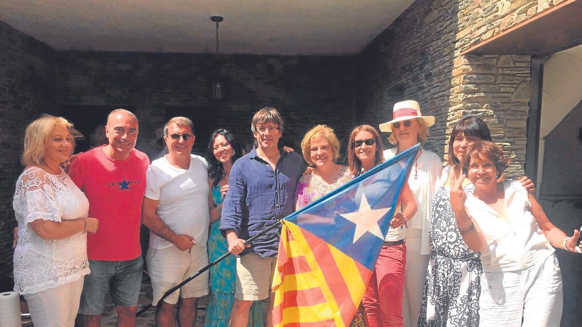 Joan Laporta acompaña al ex presidente de la Generalitat, Jordi Pujol, a la votación con gritos de "president, president"