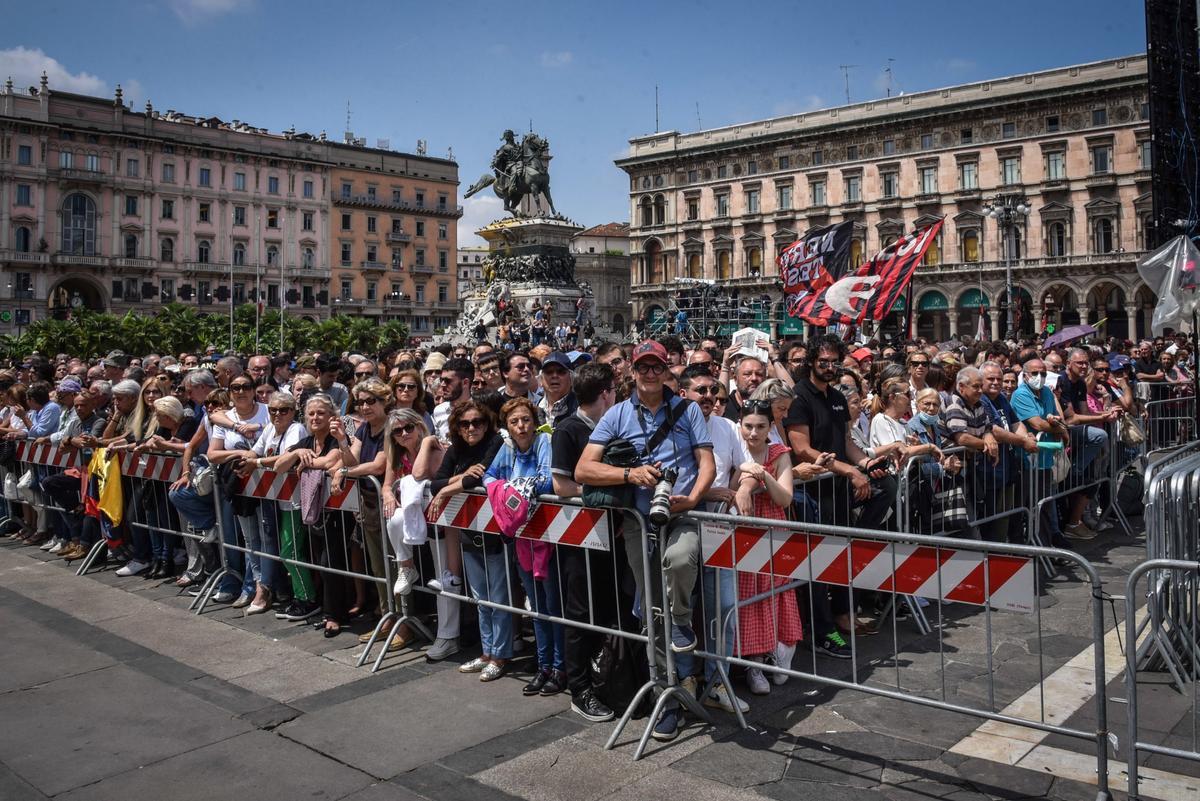 Milan (Italy), 14/06/2023.- People are gathered at the Dome square to attend the funeral of Silvio Berlusconi, Milan, Italy, 14 June 2023. Silvio Berlusconi died at the age of 86 on 12 June 2023 at Milan’s San Raffaele hospital. The Italian media tycoon and Forza Italia (FI) party founder, dubbed as ’Il Cavaliere’ (The Knight), served as prime minister of Italy in four governments. The Italian government has declared 14 June 2023 a national day of mourning. (Italia) EFE/EPA/MATTEO CORNER