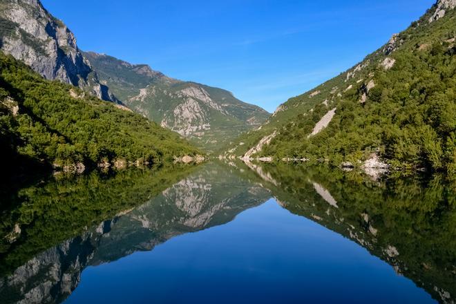 Lago Koman en los Alpes Albaneses