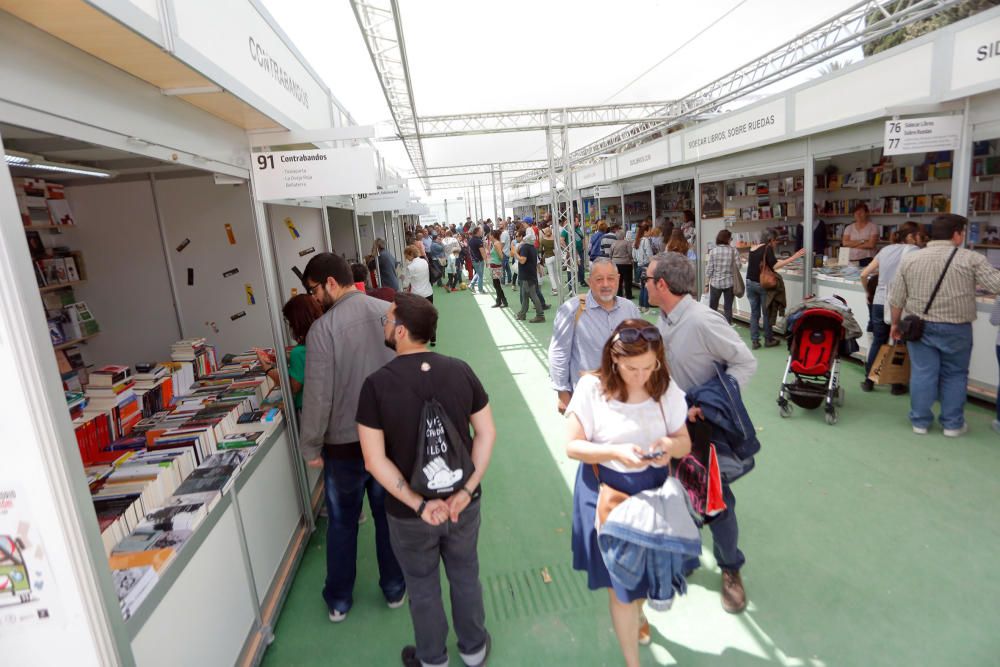 Último día de la 53.ª Feria del Libro de València celebrada en los jardines de Viveros.