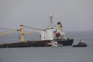 La rotura del casco del buque hundido en Gibraltar causa una fuga de combustible