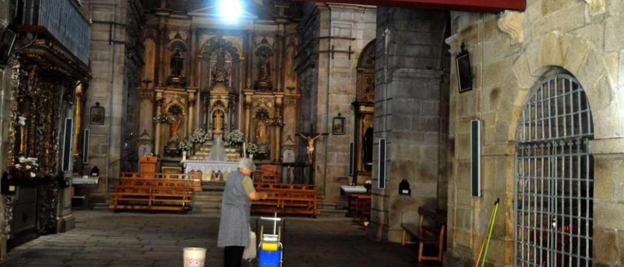 Trabajos de limpieza en el interior de la iglesia de Vista Alegre, del siglo XVI. // Iñaki Abella