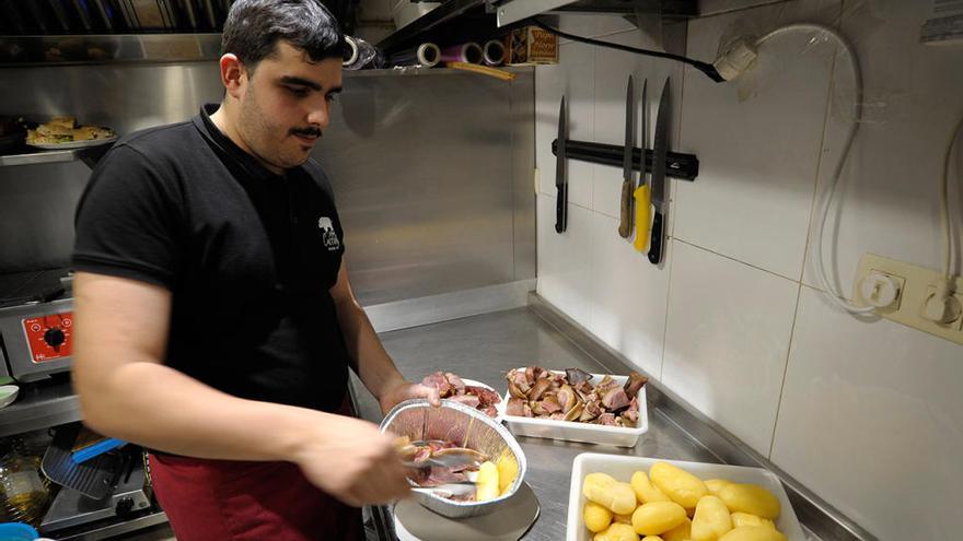 Los hosteleros gallegos, obligados a entregar las sobras // J. Lalín